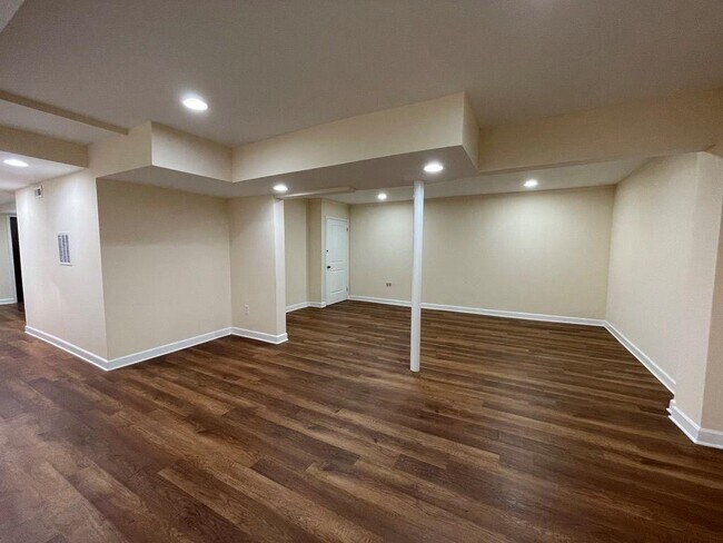 Building Photo - 2106 Pawnee Dr SE