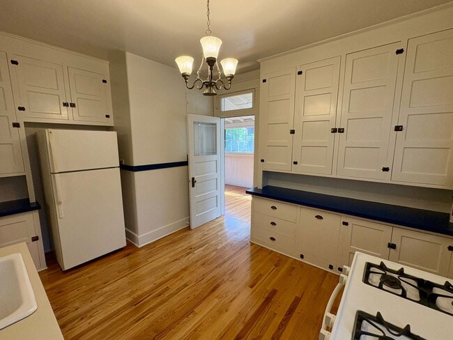 Building Photo - Traditional Congress Park Gem - 2 bed, 1 B...