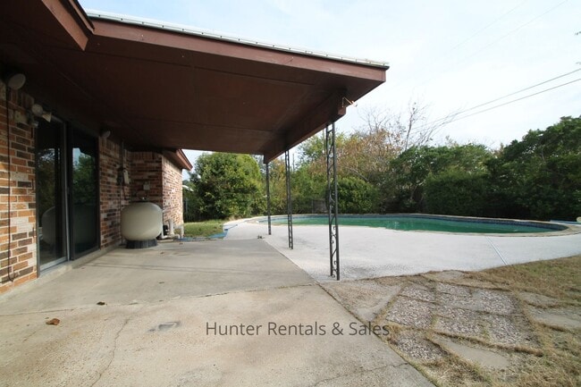 Building Photo - I Have A Pool!