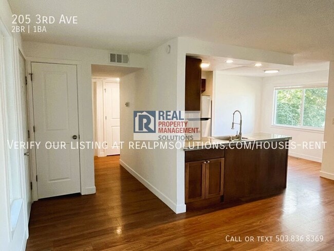 Building Photo - 205 3rd Ave