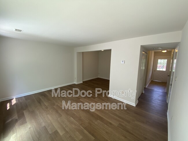 Building Photo - 104 Kings Mill Dr