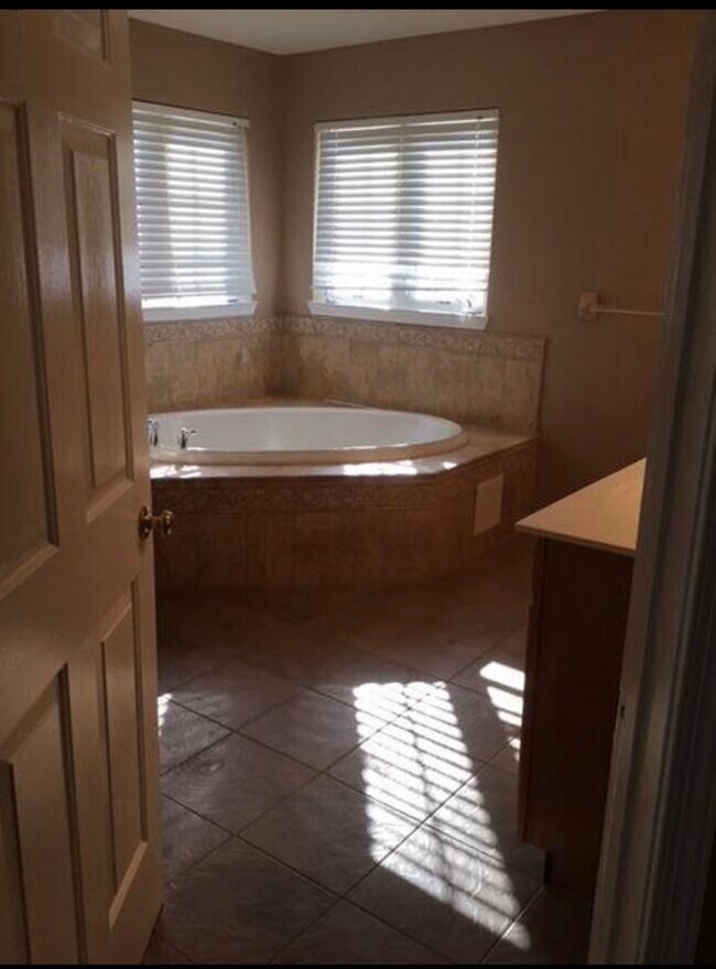 Building Photo - 5573 Woodmansee Way