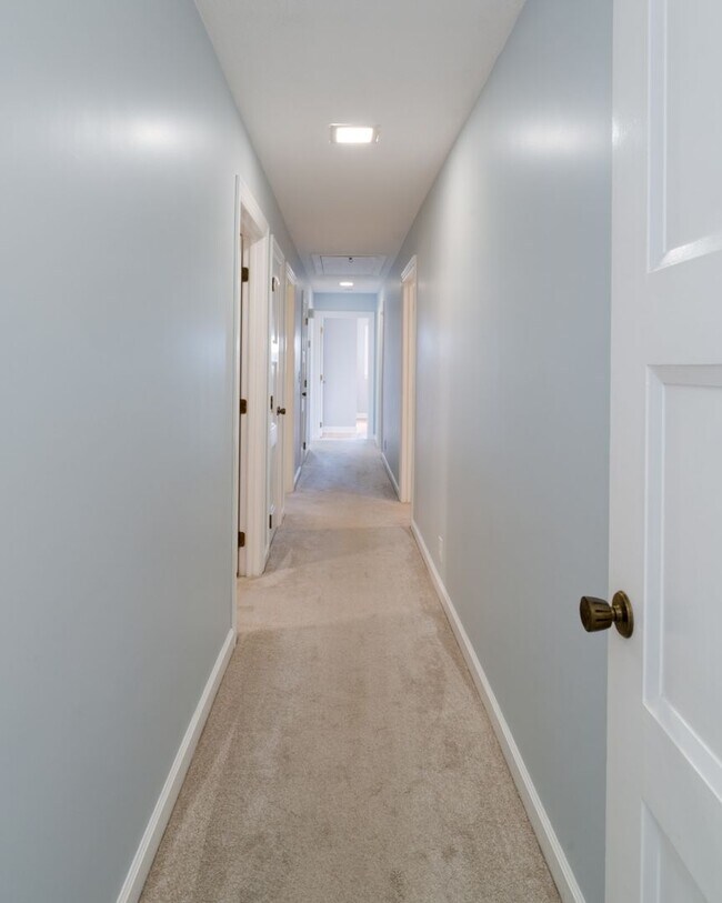 Building Photo - Single Family Home on almost an acre with ...