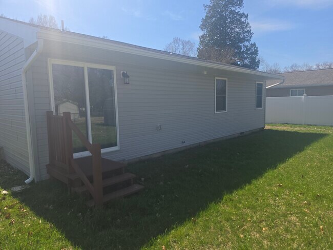 Building Photo - 745 River Rd