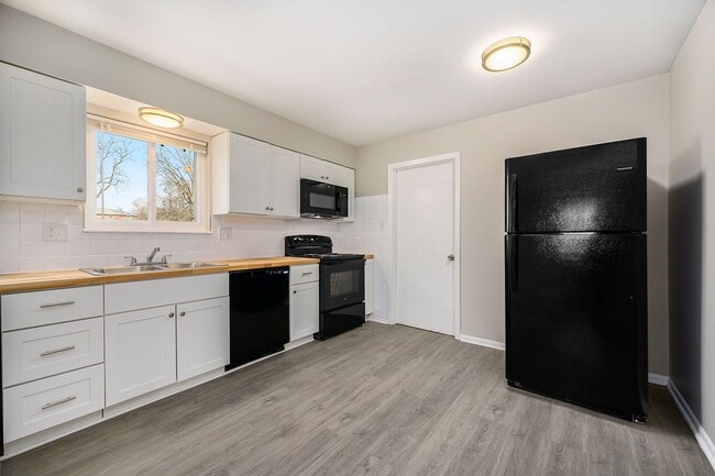 Building Photo - Newly Renovated 2BR-1BA Apartment in Glads...