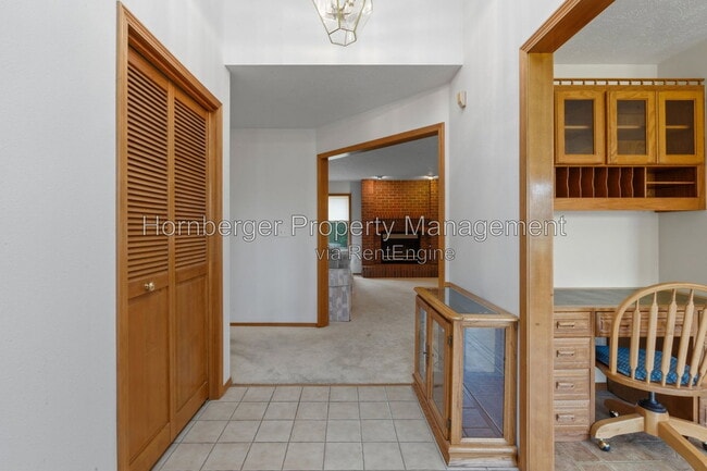 Building Photo - 9811 N Comanche Dr
