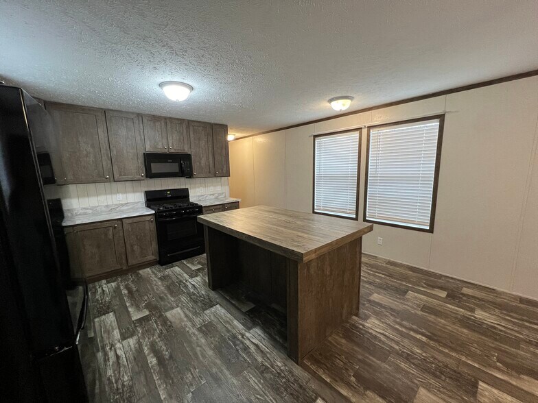 Building Photo - 38055 Leverette Ave