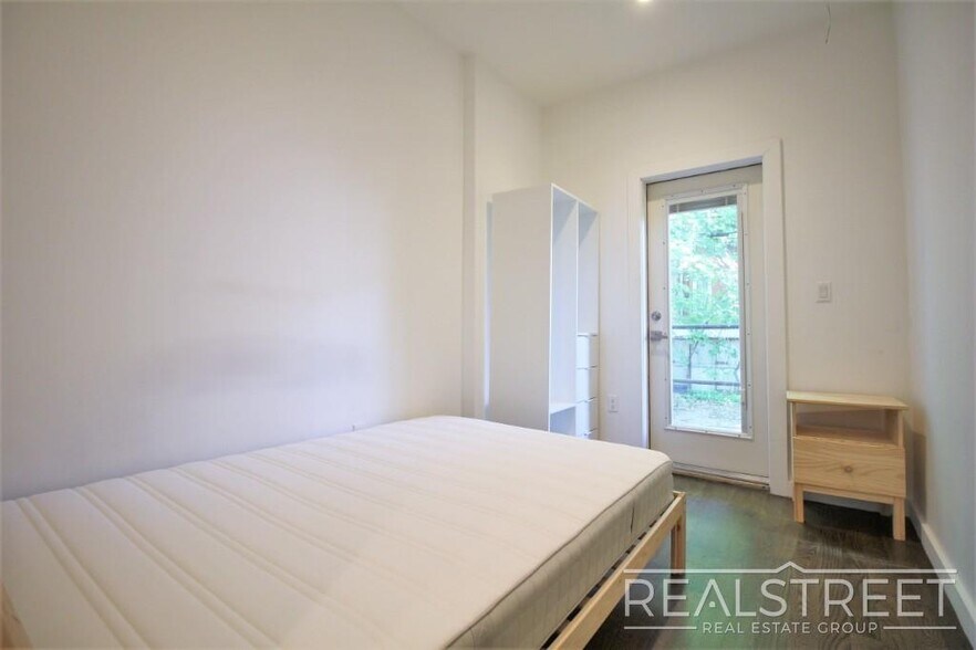 Building Photo - 4 Bed 2 Bath Duplex in BedStuy!