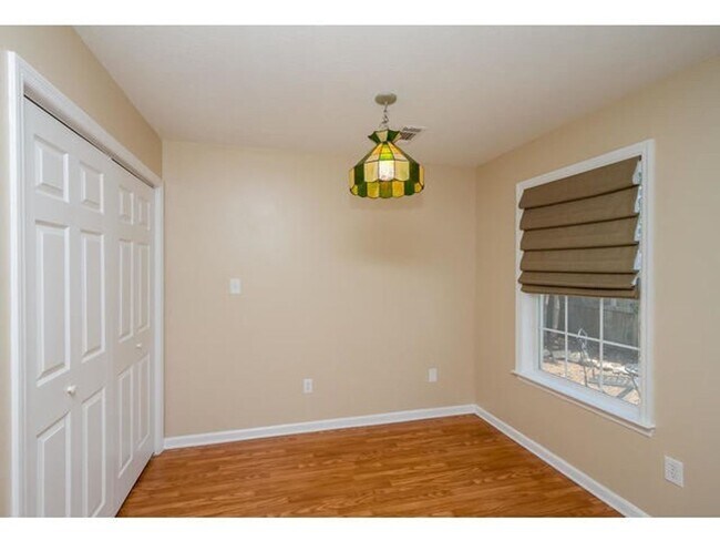 Building Photo - End-unit 2 Bed / 2 Bath Townhome with LVP Floors & washer/dryer included