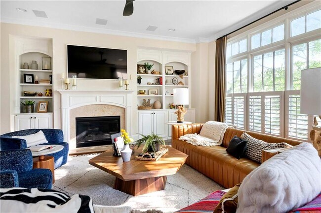 Building Photo - 582 St Charles Ave NE