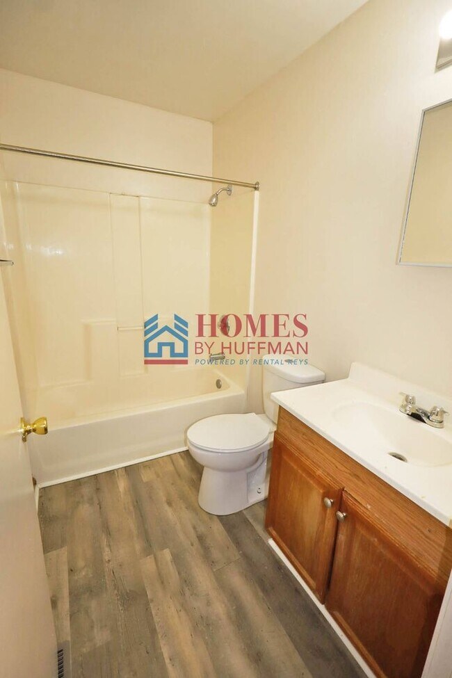 Building Photo - 1215-1215 Joan Ave