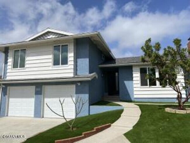 Building Photo - Beautifully updated! Stunning views from every room!