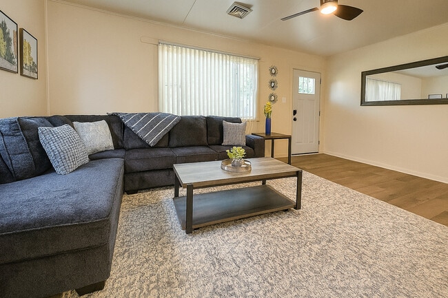 Primary Photo - 517 Davidson St