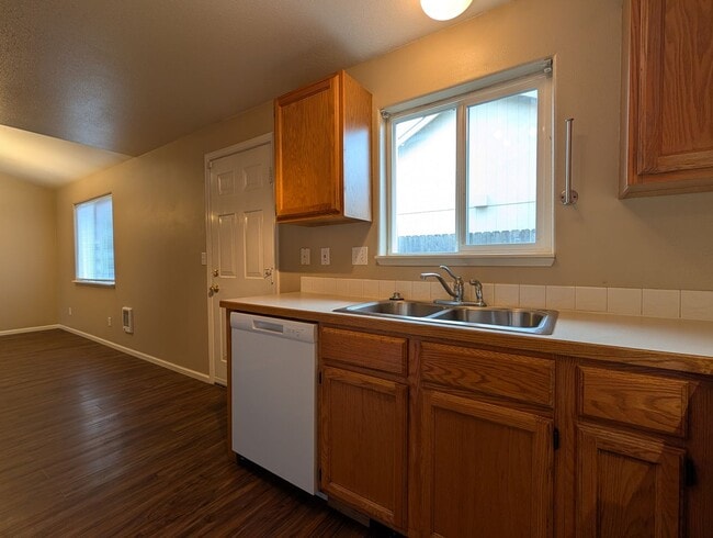 Building Photo - Nice 2bed/1.5 bath townhome- Great Springf...