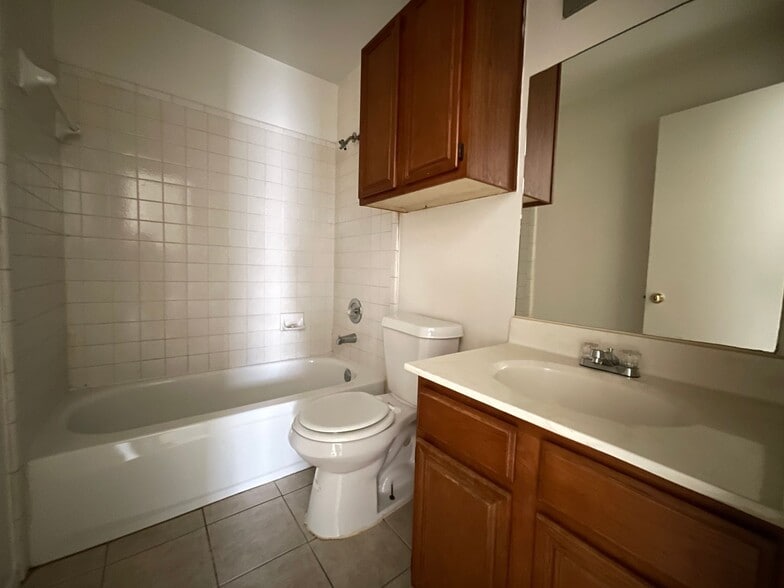 Building Photo - 1712 Benttree Dr