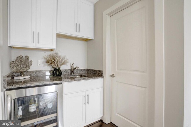 Building Photo - 2004 Potomac Ave