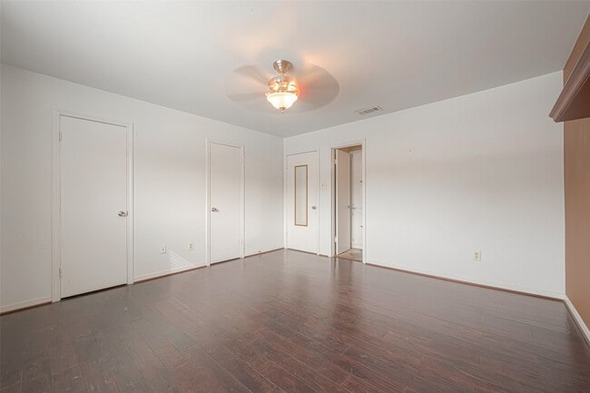 Building Photo - 10217 Longmont Dr