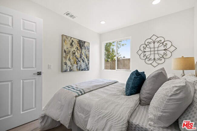 Building Photo - 13 Pepper Ct