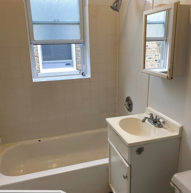 Building Photo - 3038 W Wellington Ave