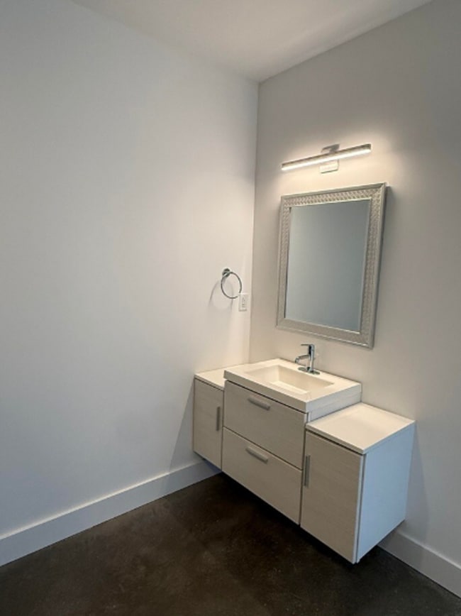 Building Photo - The Icon - Suite 305