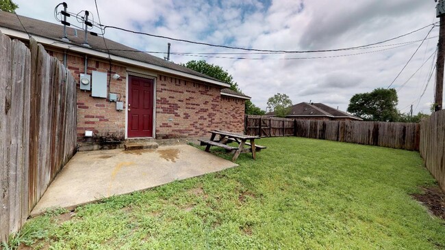 Building Photo - Duplex located in the quite area of Bryan