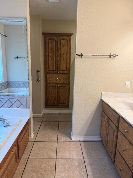 Building Photo - 2405 Tyler Ln