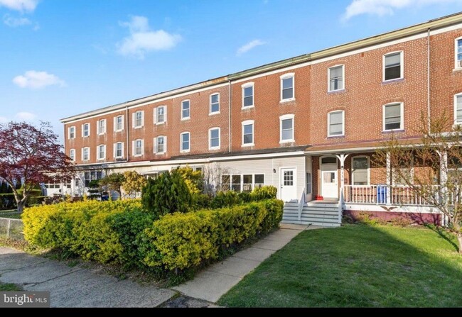 Building Photo - 134 4th Ave