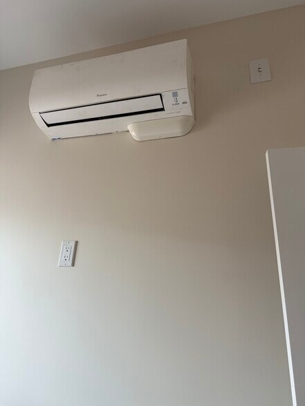 Building Photo - 9610 Dorrington Ave