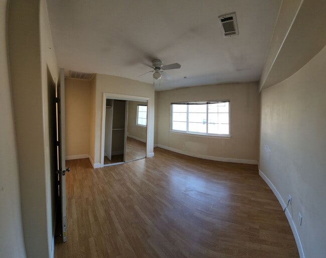 Building Photo - Super close to Poly- Approx. 1000 feet fro...