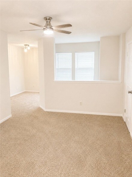 Building Photo - 1305 W Villa Maria Rd