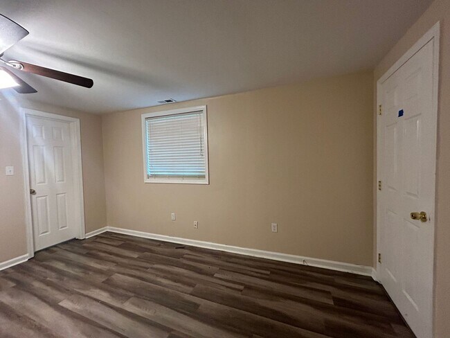 Building Photo - Welcome to this charming Ranch style home!