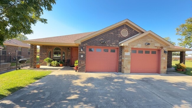 Primary Photo - 902 Safari Dr