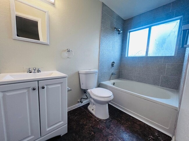 Building Photo - 2122 Lazy Ridge Dr