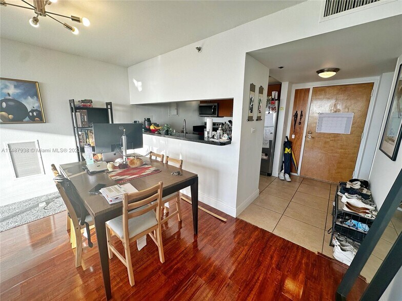 Building Photo - 7601 E Treasure Dr