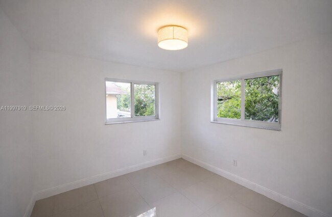 Building Photo - 552 NE 61st St