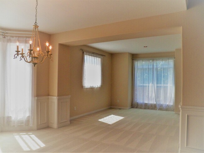 Building Photo - **PENDING** Wonderful West Linn Home!