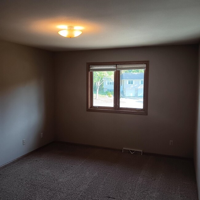 Building Photo - 2649 Stanbrook St