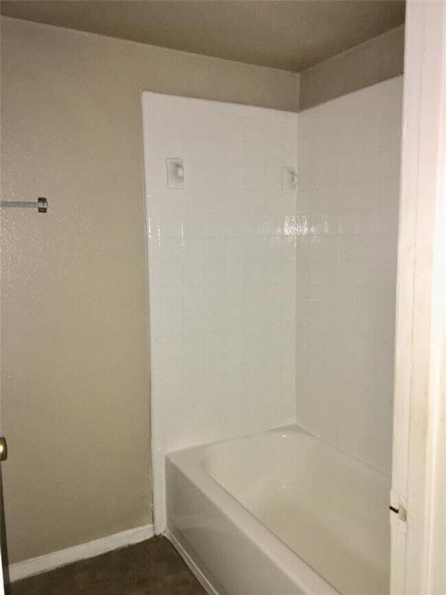 Building Photo - 3 bed, 2 bath condo