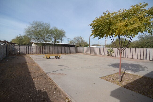 Building Photo - Charming 2 Bedroom 1 Bath Home! Great South Tucson Location!