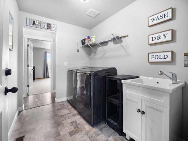 Building Photo - Beautiful home 5MILE/Big Yard & Garage (Furnished)