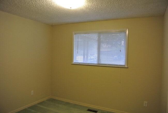 Building Photo - Spacious 4 bedroom 2 bath Home in North Al...