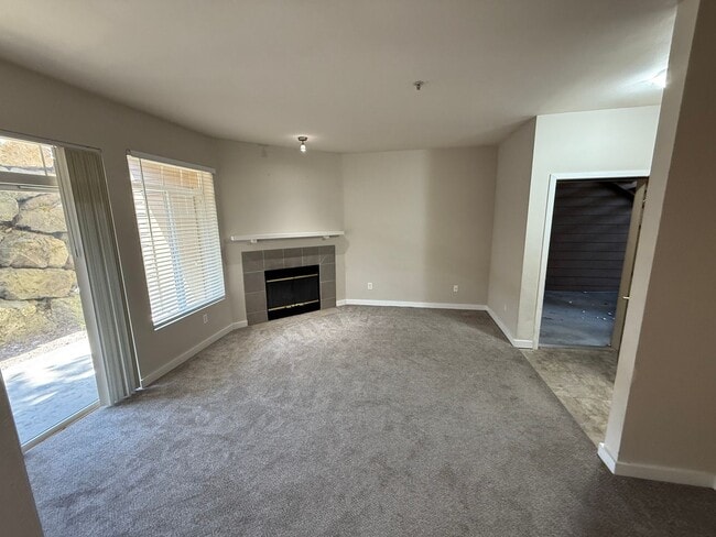 Building Photo - Beautiful Bottom Floor 2bd 1bath Condo For...