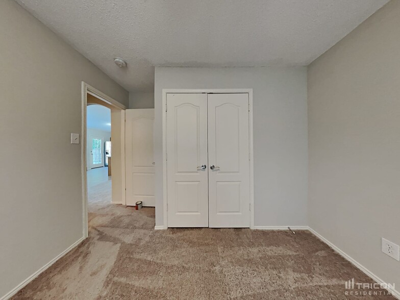 Building Photo - 772 Raven Dr