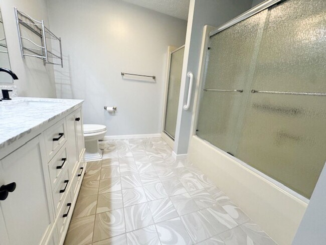 Building Photo - Amazing High-End Townhouse - End Unit - Ca...