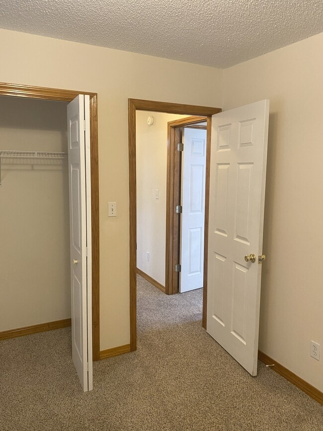Building Photo - 852 Stonegate Ct