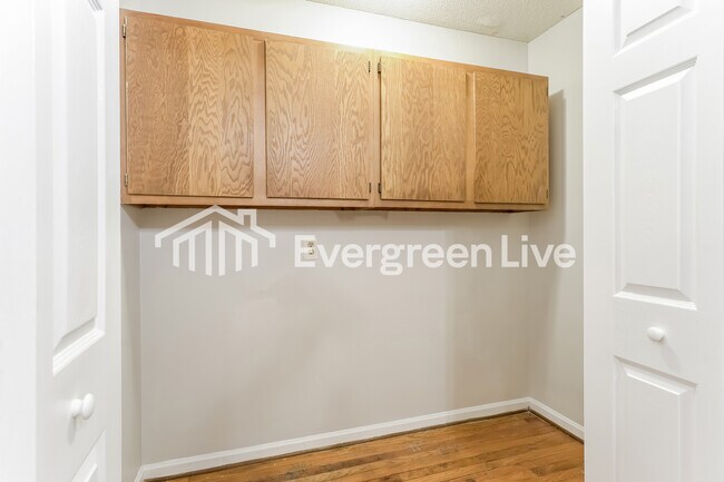 Building Photo - 808 Gordon St