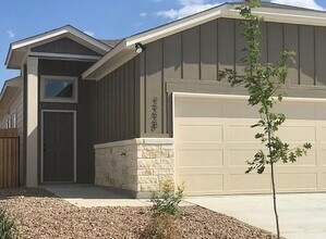 Building Photo - Luxury 3 Bed-2 Bath Duplex in NBTX!