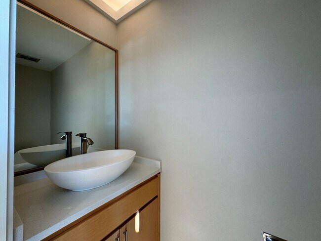 Building Photo - Breathtaking views of Chuckanut Bay!!