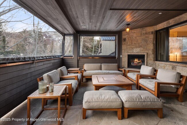 Building Photo - 304 S Garmisch St