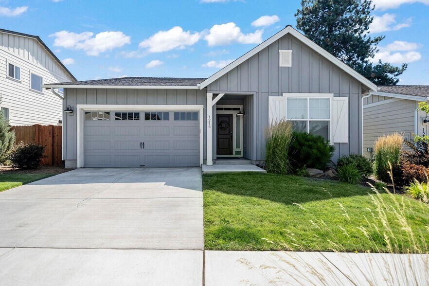 Building Photo - 1216 NE Hoover Loop
